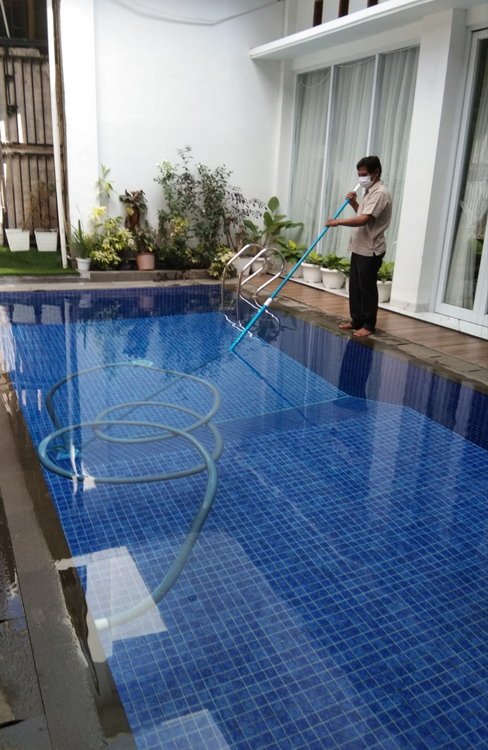 Perawatan Rutin Kolam Renang